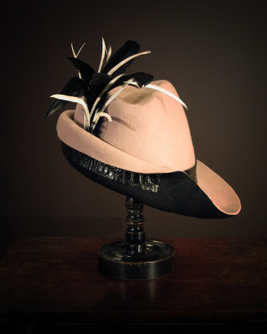 Move - Hat with feathers