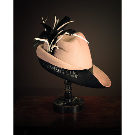 Move - Hat with feathers