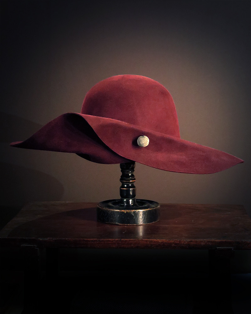 Move - Bordeaux hat of a lady Move - Bordeaux hat of a lady