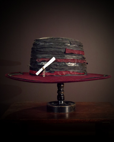 Move - Hat with silver cigarette holder