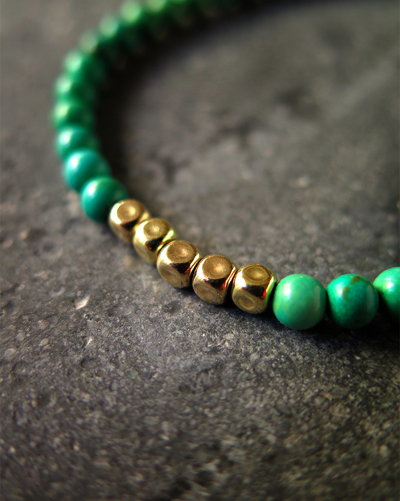 Catherine Michiels - Bracelet cubes or sur perles turquoise Catherine Michiels - Bracelet cubes or sur perles turquoise