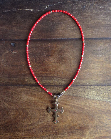 Catherine Michiels - David Cross and short coral necklace