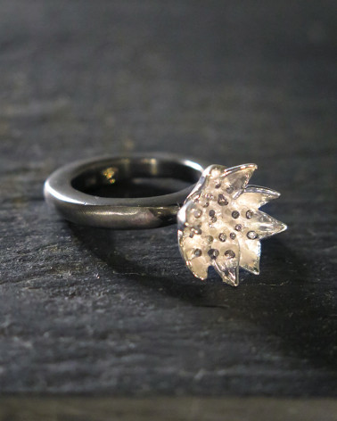 Rosa Maria -  Ring with diamonds pistils