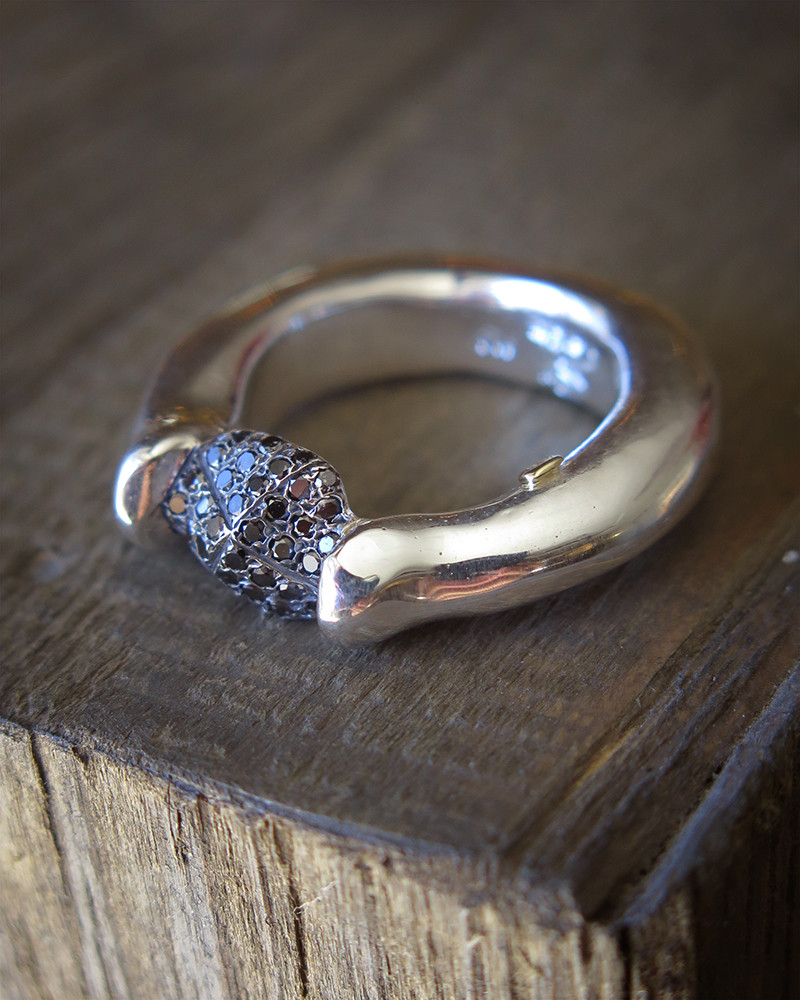 Rosa Maria - Pilar, black diamonds Rosa Maria - Pilar, black diamonds