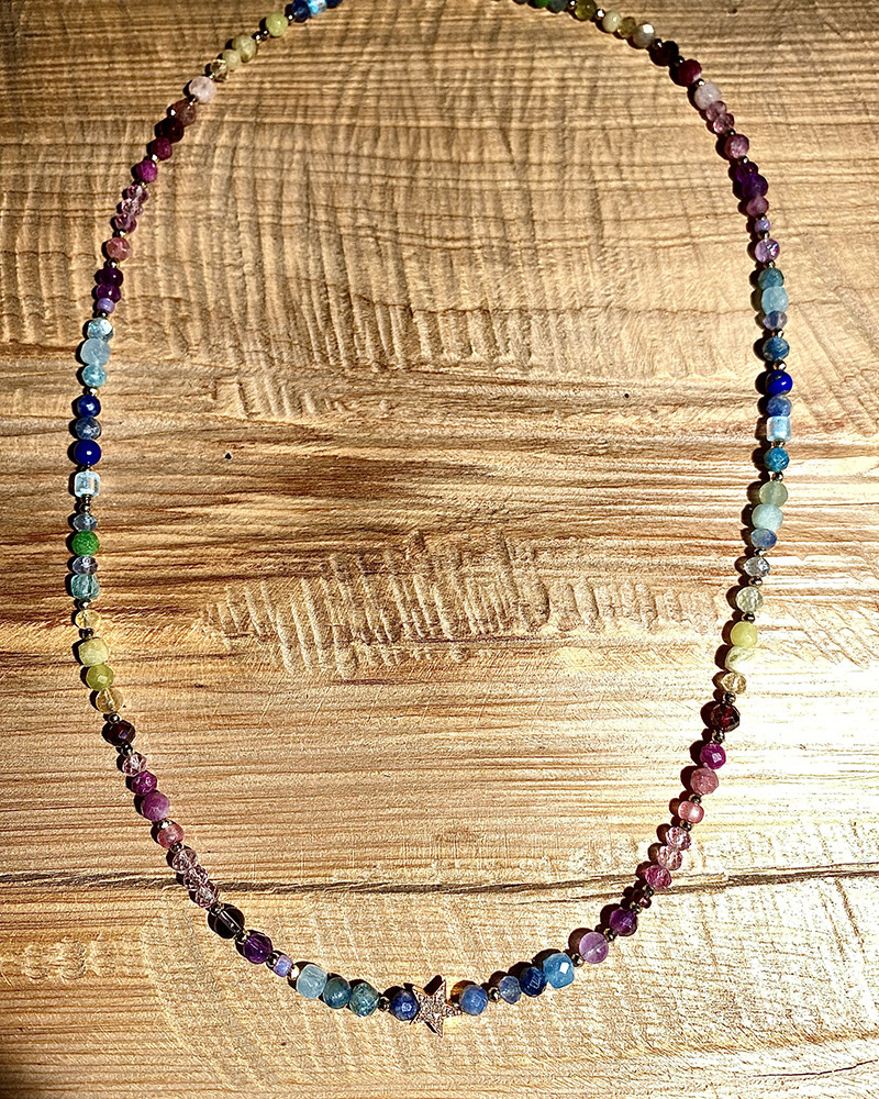 Catherine Michiels - Etoile or et diamants sur collier rainbow Catherine Michiels - Etoile or et diamants sur collier rainbow