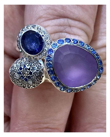 Rosa Maria - matte amethyst ring surrounded by sapphires