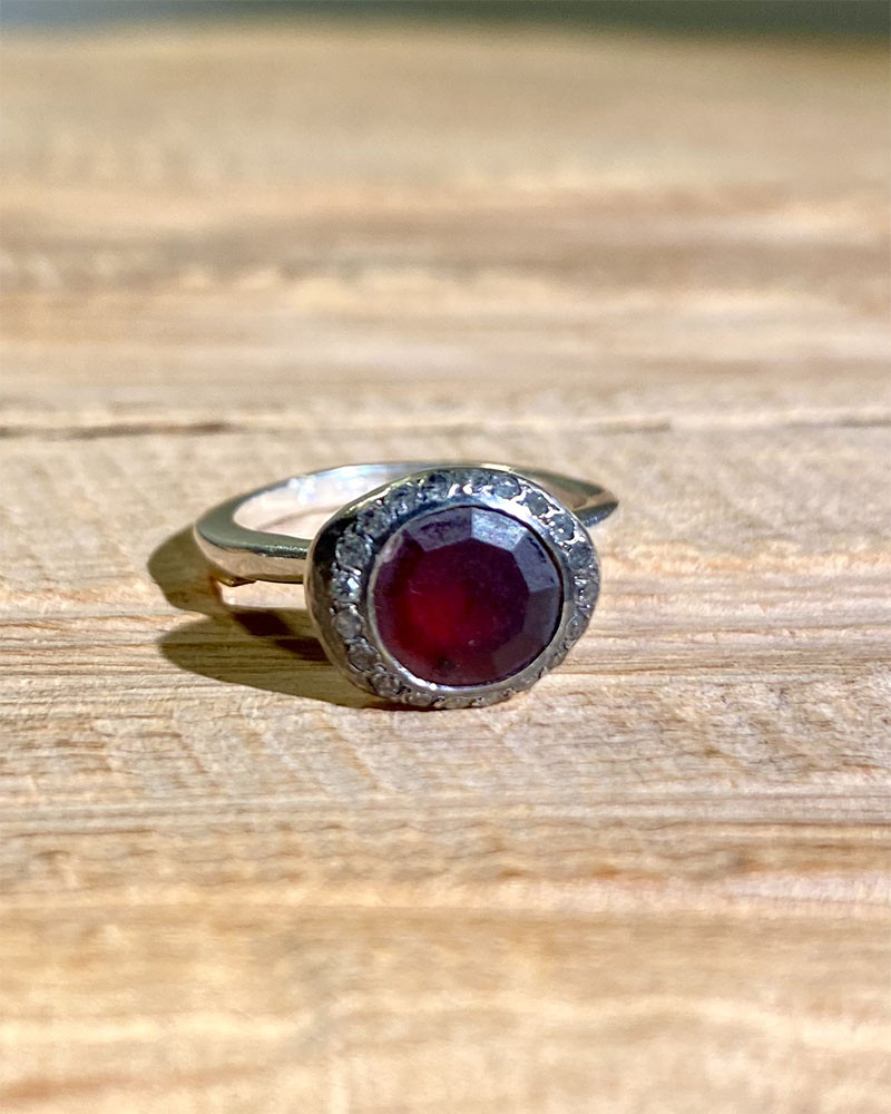 Rosa Maria - Matte garnet and diamond ring