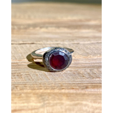 Rosa Maria - Matte garnet and diamond ring