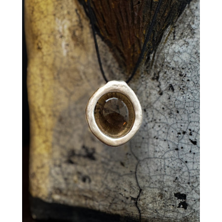 Pendentif médaillon en argent martelé et quartz fumé – Rosa Maria