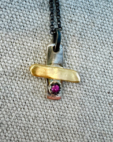 Pendentif croix en argent martelé, or jaune et rubis – Rosa Maria