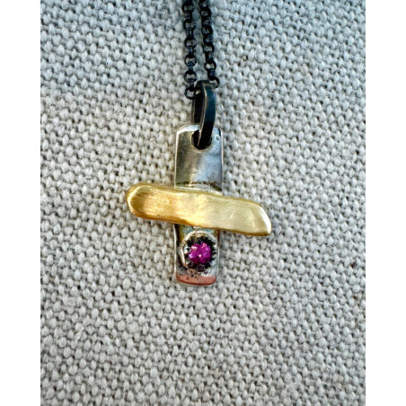 Pendentif croix en argent martelé, or jaune et rubis – Rosa Maria
