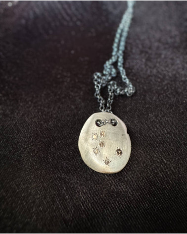 Pendentif médaillon en argent martelé et diamants – Rosa Maria
