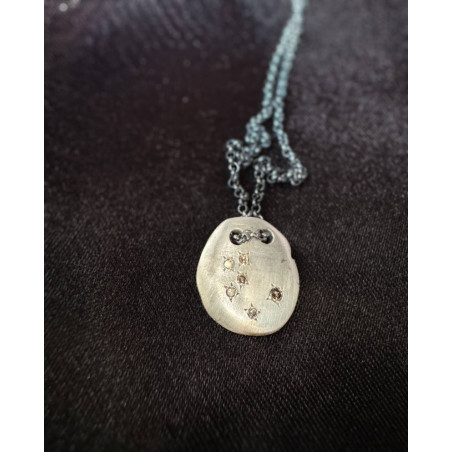 Pendentif médaillon en argent martelé et diamants – Rosa Maria