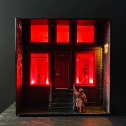 FRENCH 🇫🇷

Noelle de Grandsaigne ©️

Cette petite boîte rouge éclaire de manière feutrée notre galerie.

Lorsque le thème du "baiser" nous est apparu de manière évidente devant un lavis de @sophiesainrapt, plusieurs artistes ont embrassé cette thématique.

L´artiste Noelle de Grandsaigne nous propose de voyager à travers une forme particulière du baiser, et de voyager à Amsterdam par la même occasion. 

ENGLISH

Noelle de Grandsaigne ©️

This little red box provides a muted glow to our gallery.

When the theme of "kissing" became obvious to us in front of a creation @sophiesainrapt, several artists embraced this theme.

The artist Noelle de Grandsaigne offers us to travel through a particular form of the kiss, and to travel to Amsterdam at the same time. 

#boîte #baiser #kiss #exposition #exhibition #artiste #artist #Amsterdam #travel #voyager #quartierrouge #dewallen